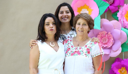  3 generaciones Marilupe Córdova, Fabiola Aguillón y  Rebeca Mendizábal.
