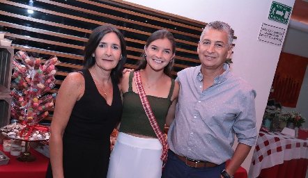  Marcela con sus papás, Marcela Valle de Zacarías y Ramón Zacarías.