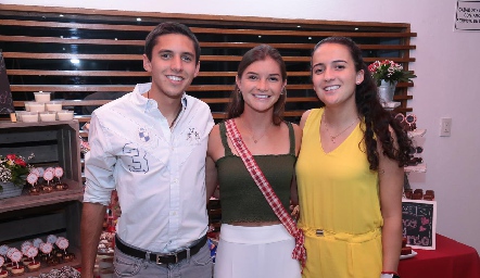  Ramón, Marcela y María José Zacarías Valle.