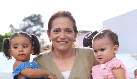  Michelle Covarrubias con sus nietas.