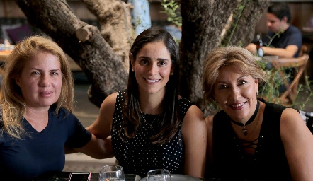 Georgina Anaya, María Rosa Mejía y Loli Castro.
