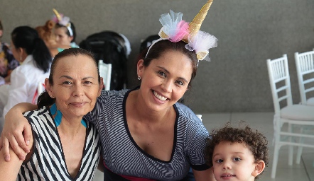 Araceli, Ángela y Patricio Ortega.