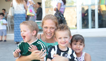 Elisa Vilet con Eduardo, Alejandro y Andrea.