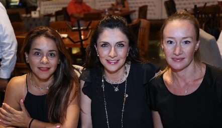  La futura mamá con sus amigas.