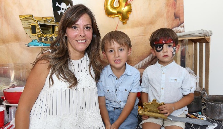  Guadalupe Vázquez con sus hijos Patricio y Marcelo.