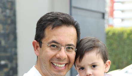  Emmanuel Díaz de León y su pequeño Santiago.