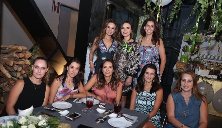   Daniela y Alejandra Díaz de León, Lía Araya, Viviana Navarro, Vanessa Galarza, Karla Velasco, Mónica y Meritchell Galarza.