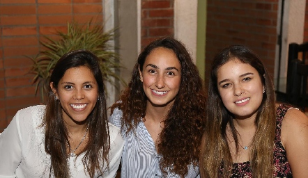  Aranza López, Isabel Torres y Ana José Esquivel .