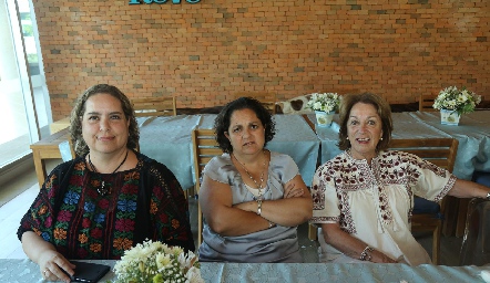  Olga Hernández, Mónica Hernández y Olga Ávila.