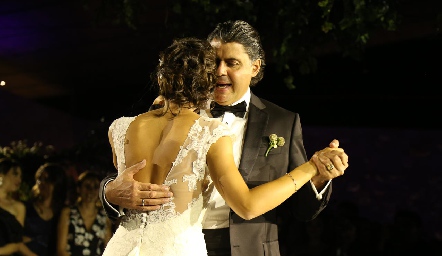  Paola bailando con su papá Valentín Hernández.
