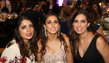  Valeria Flores, Isabel Torres y Laura González.
