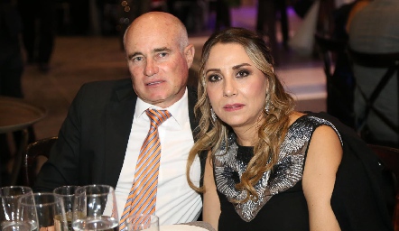  Tomás Alcalde y Roxana Serna de Alcalde.