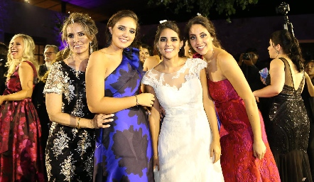  Araceli Cano con sus hijas Vale, Paola y Sofía Hernández.