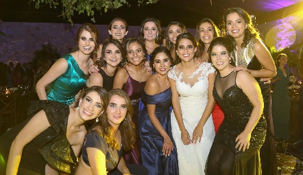  La novia con sus  amigas.