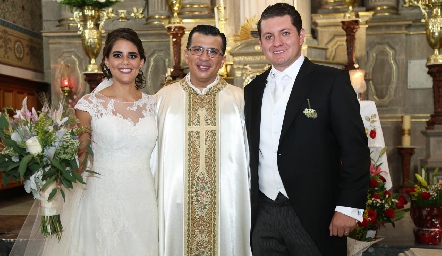  Paola y Nacho acompañados del padre Rubén Pérez.