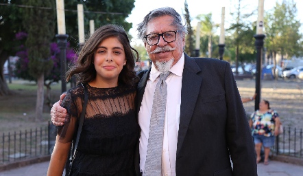 Valentín Hernández con su nieta.