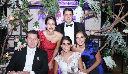  Valentín Hernández con sus hijas Sofía, Paola y Valentina y su yerno Nacho Puente.