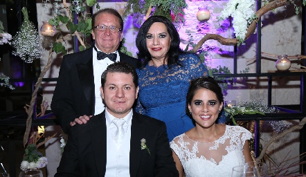  Los recién casados con los papás de Nacho, Nacho y Becky Puente.