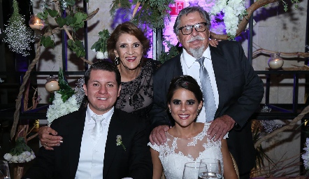  Nacho y Paola con Guadalupe y Valentín Hernández, abuelos de la novia.