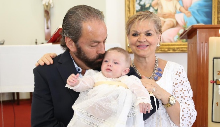  Oscar Torres y Mónica Labastida con su nieto Santiago.