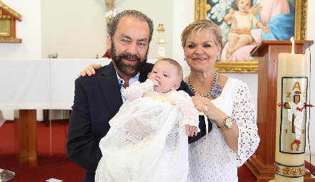  Oscar Torres y Mónica Labastida con su nieto Santiago.