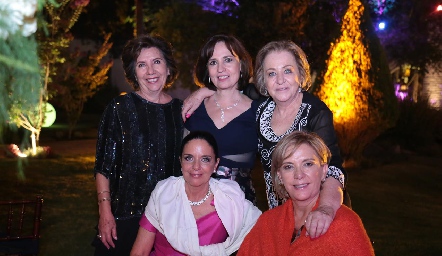  Pilar Candia con sus amigas.