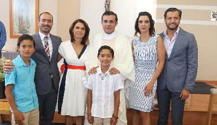  Joaquín con sus papás y padrinos.