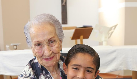  Joaquín con su bisabuela Lucía Carrillo.