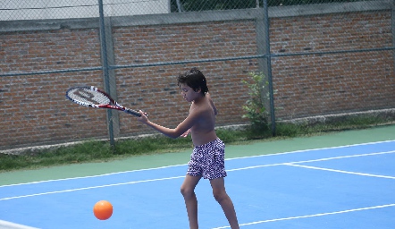  Jugando Tenis.