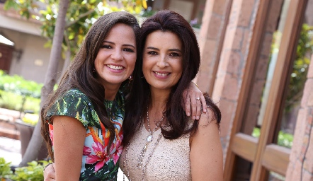  Andrea con su mamá Rosy Vázquez.