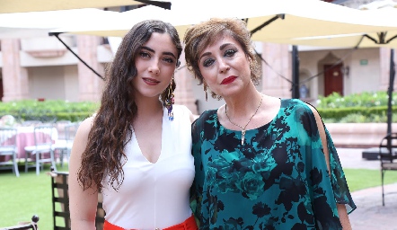  Isa Zollino con su mamá Beatriz Dauajare.