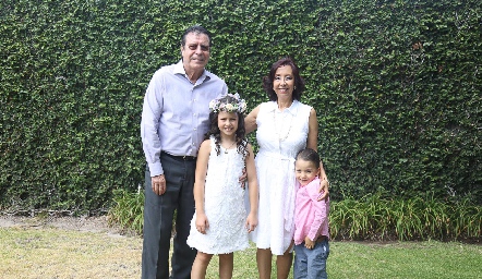   Humberto García y Angelina Calderín con sus nietos.