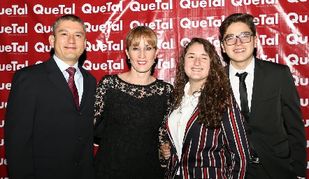  Rafael González, María Fernanda Magaña, Andrea González y Santiago González .