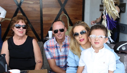  Adeline Millán, Juan Carlos de Alba, Brenda Romo y Santiago de Alba  .