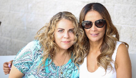  Paola Serment y Elva Zúñiga.