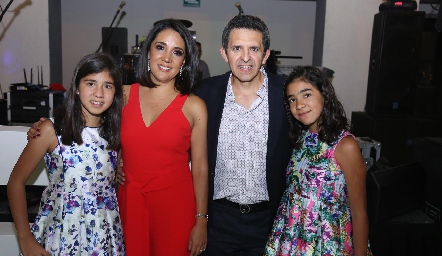  Malena Sánchez, Adán Espinoza y sus hijas.