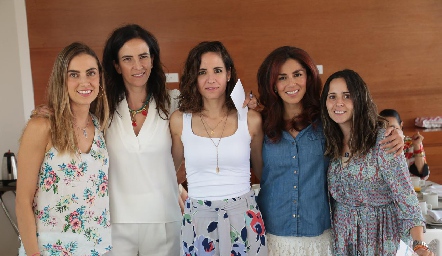  Lucía Galarza, Alejandra Guemes, Ifi Güemes, Lía Araya y Bibi Perea.