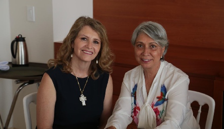  Laura González y María dDel Carmen Conde.
