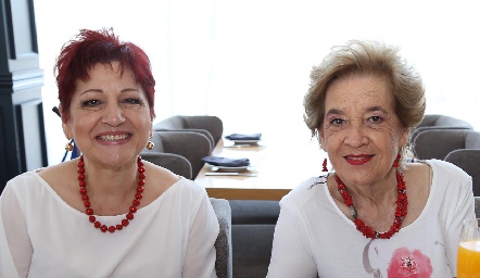  Adela Martínez y Cristina de Garfias.