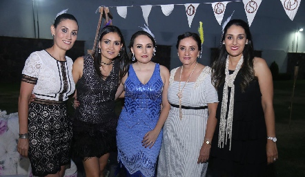  Fernanda Noyola con sus hermanas y mamá.