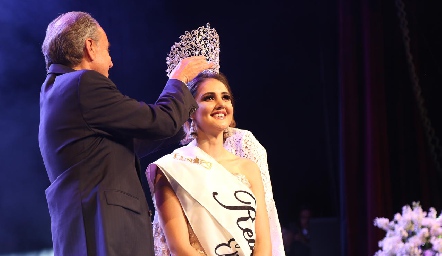  Paulina Cantú Flores siendo coronada Reina FENAPO 2018 por el Gobernador del Estado Juan Manuel Carreras López.