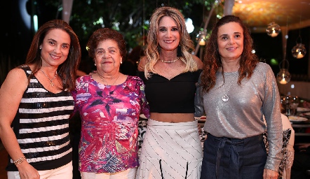  Marcela, Tití, Vero y Verónica Alcalde.