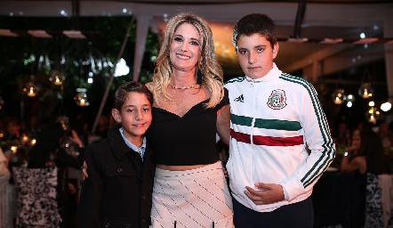 Verónica Payán con sus hijos Paulo y Javier.