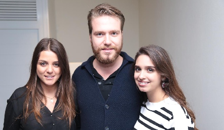  María Palomar, Thomas Kapetannis y Sofía Garfias.