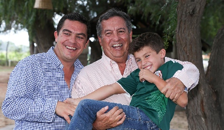  Tres generaciones de Luis Manuel Abella.