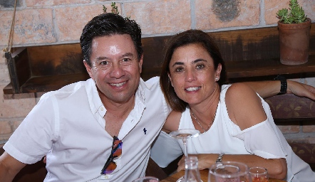  David Martínez y Martha Lasso de la Vega.