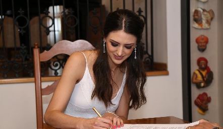  Catalina firmando el acta de matrimonio.