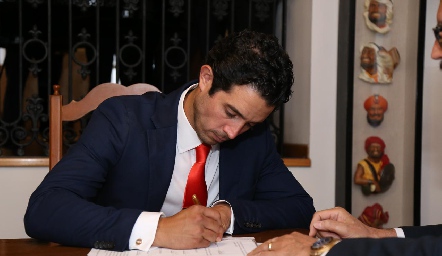  Roberto firmando el acta de matrimonio.