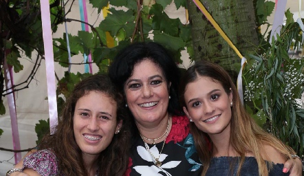  Lourdes Del Valle con sus hijas, Luli y Sofi Medina.