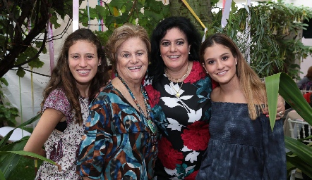  Lourdes con sus hijas y su mamá, Luli Medina, Marcelle Coulón y Sofi Medina.